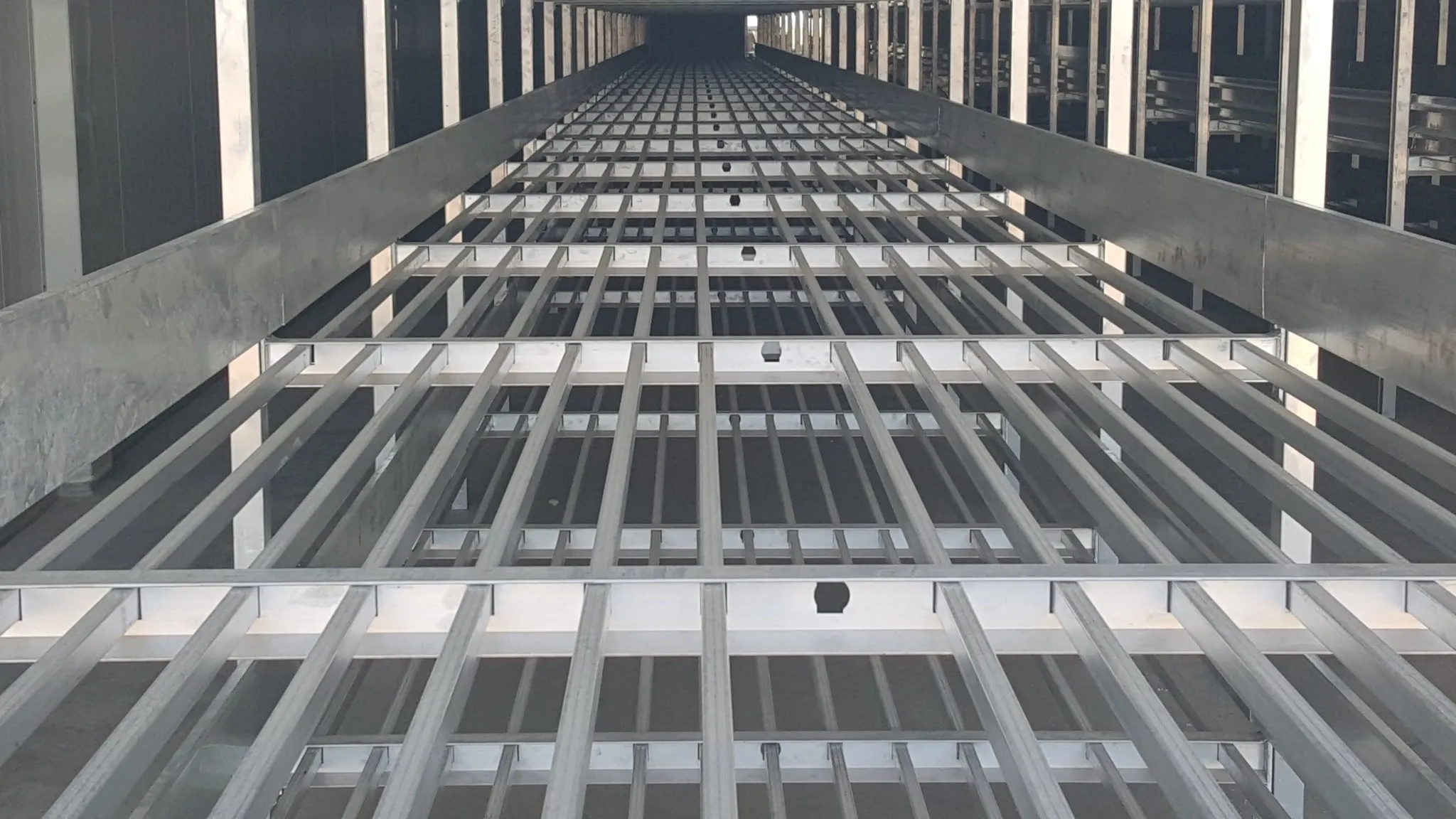 Parsspawn growing racks — wide view across the hall